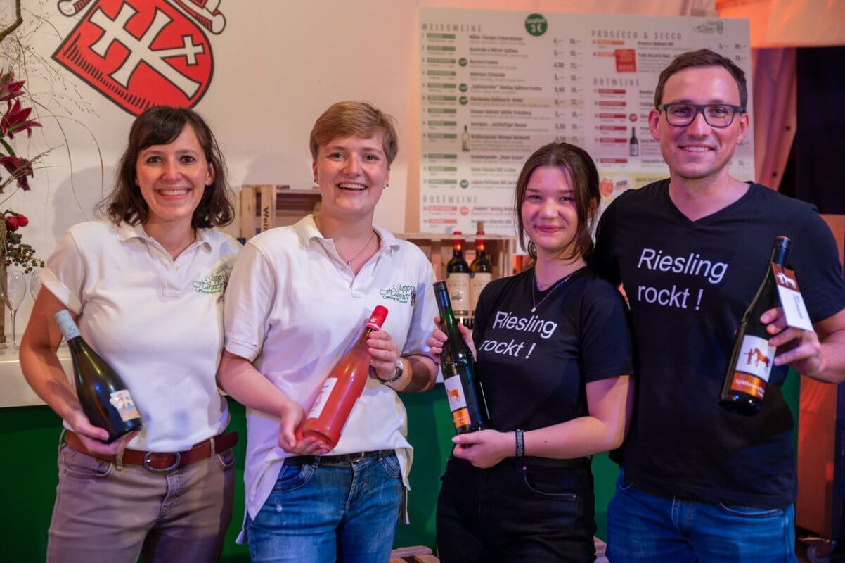 Das freundliche Team von Jupp Hahner Weingroßhandel auf dem Weinfest Fulda.