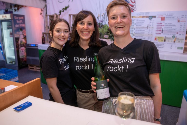 Riesling rockt! Das freundlichen Team von Jupp Hahner Weingroßhandel auf dem Weinfest Fulda