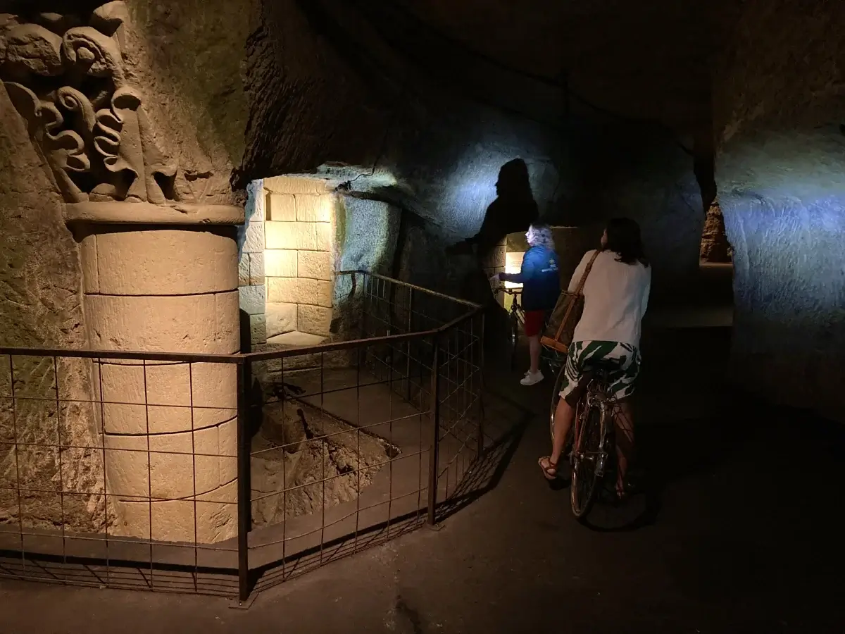 Fahrradtour durch den Keller von Bouvet-Ladubay