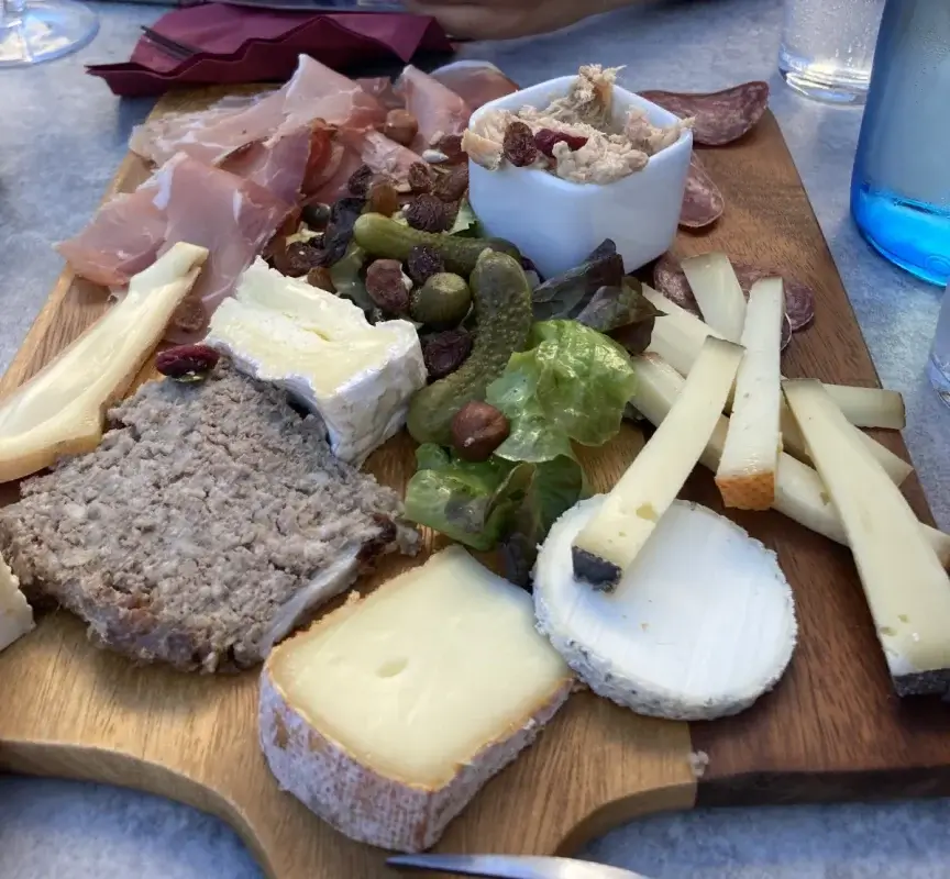 Französische Feinkostplatte